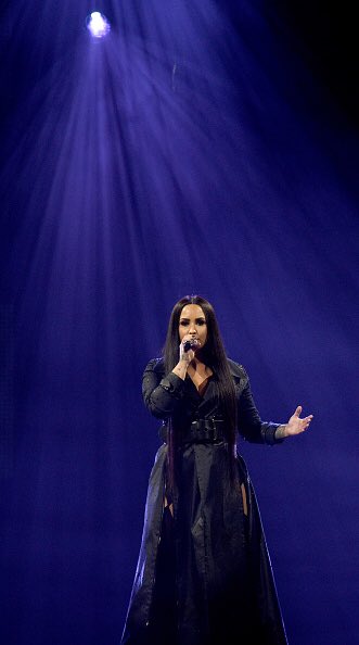 ChSwift's tweet image. Happy birthday to my favourite person in whole the world @ddlovato it sucks that instead of celebrating your battling your demons, but you will come out the other side even stronger! #weloveyoudemi #StayStrongDemi #HappyBirthdayDemiLovato 🎂🎈🎁🎉