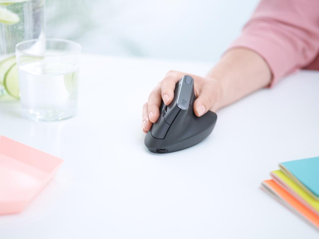Maak kennis met MX Vertical: de meest geavanceerde ergonomische muis die wetenschap-gedreven ontwerp combineert met precisie en prestaties. 🔬🎯  #MXVertical #Ergonomics