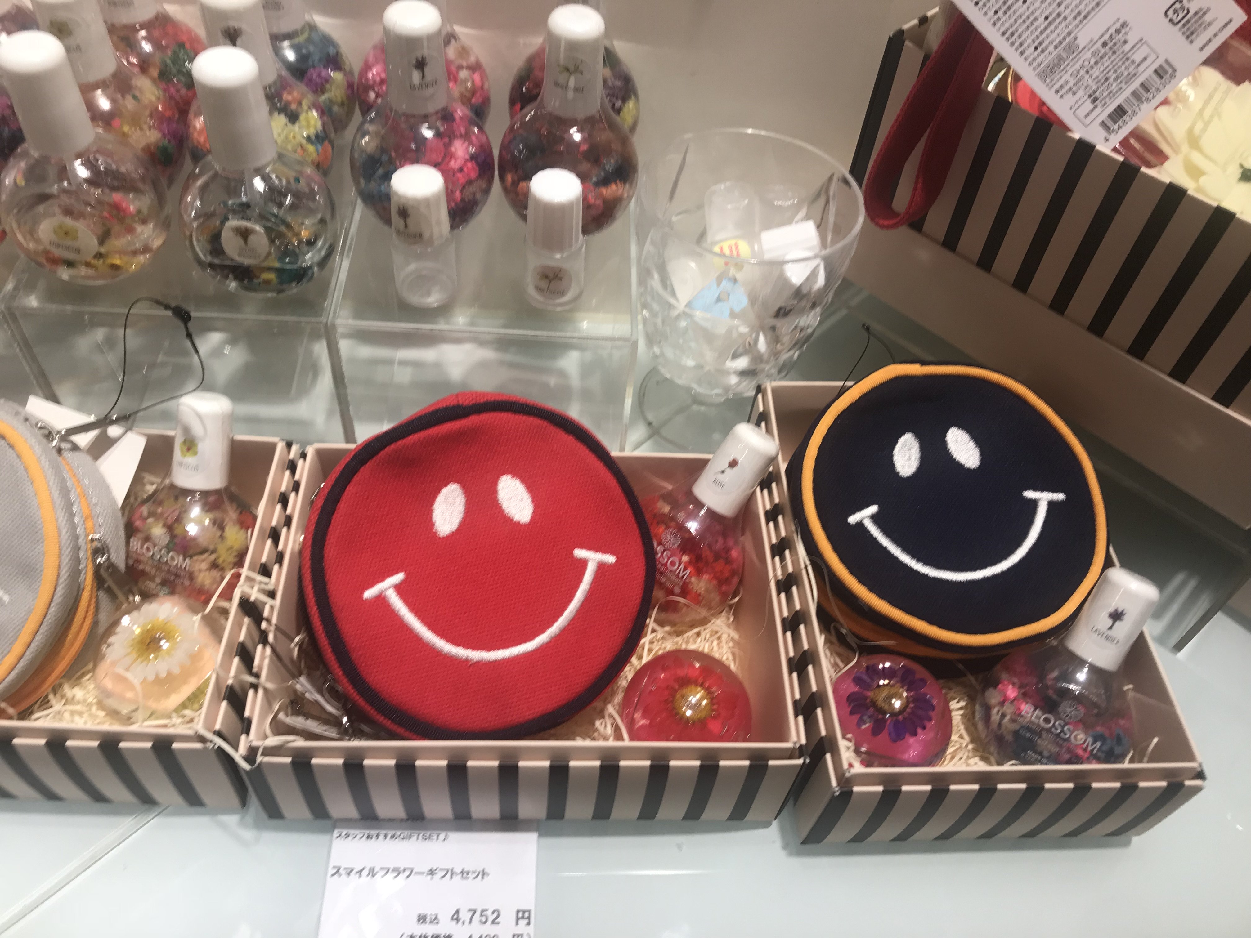スマイリー フェイス 公式 丸い形のニコちゃんマークのポーチはスマイルファンには堪らない商品ですよね 基本の顔をしたマーク は勿論 目の形が少し垂れ下がっているニコちゃんもとっても可愛いです スマイリーフェイス ニコちゃんマーク スマイル