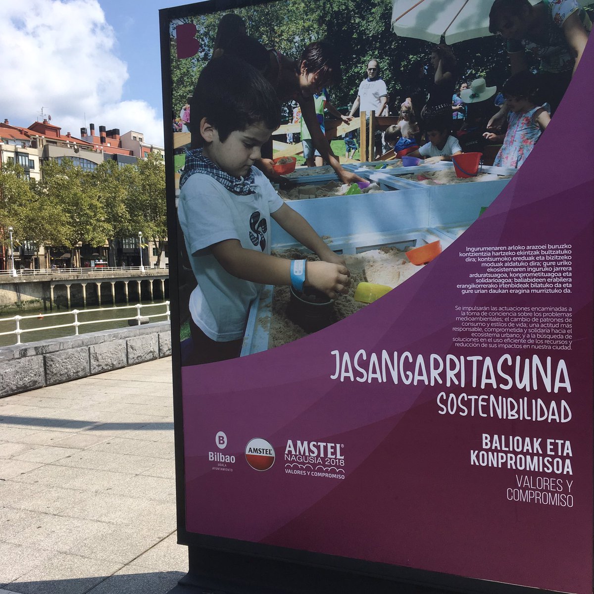 carmenbeat's tweet photo. Confianza, diversidad, compromiso, confianza. En su Semana Grande #Bilbao enarbola sus valores urbanos. #MarcaCiudad #MSYGI https://t.co/XnIJYnnLrJ