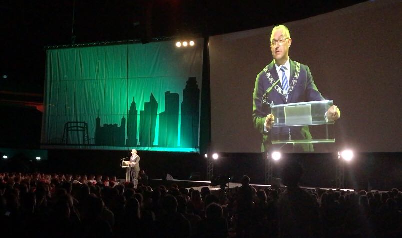 In Ahoy kwamen vanochtend 4.000 nieuwe Rotterdamse studenten bijeen voor de aftrap van de #Eurekaweek. Burgemeester Aboutaleb gaf hen een warm welkom. De studenten krijgen vandaag rondleidingen door de stad van 200 ambtenaren. bit.ly/2BstrGX #stadsbakens010