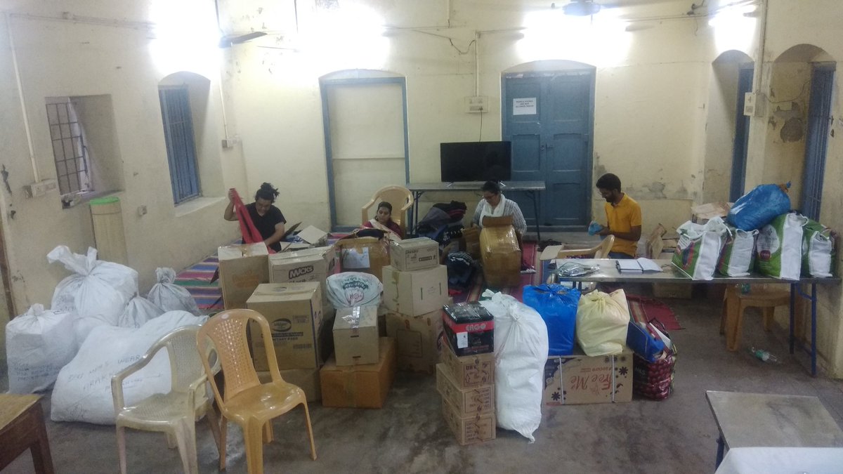 AnbudanTN's tweet photo. As we near the end of day 2, sorting and segregation happens at the collection centre. 

#Kerala #KeralaFloods #KeralaFloodRelief #TNforKerala #AnbudanTamizhagam https://t.co/v7tJWlgipJ