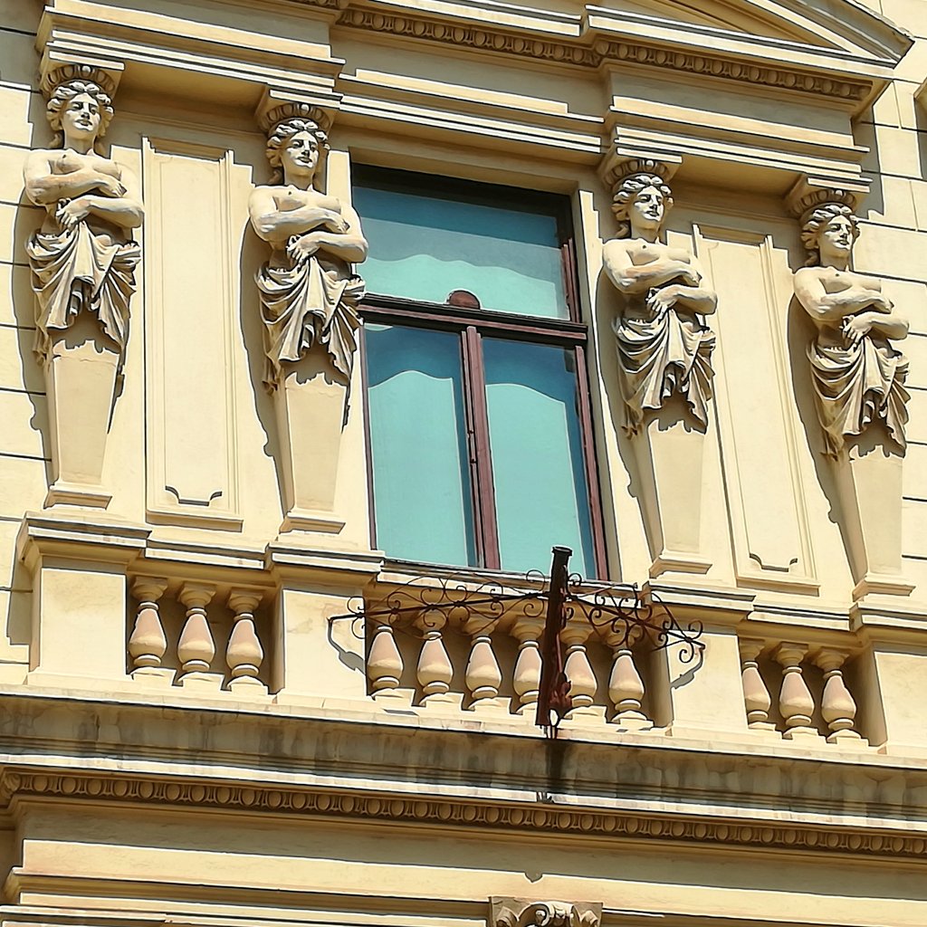 VagaBobTravel's tweet image. Appearing now! -- Grand Neoclassical Architecture..with a supporting cast of 4 🙄
#grandarchitecture of #pecs #hungary #neoclassicalarchitecture #caryatids #sculptedfemalefigure #architecture #architecturalsupport #urbanwanderings
#cityofculture #wanderlustfully #perchedinpecs