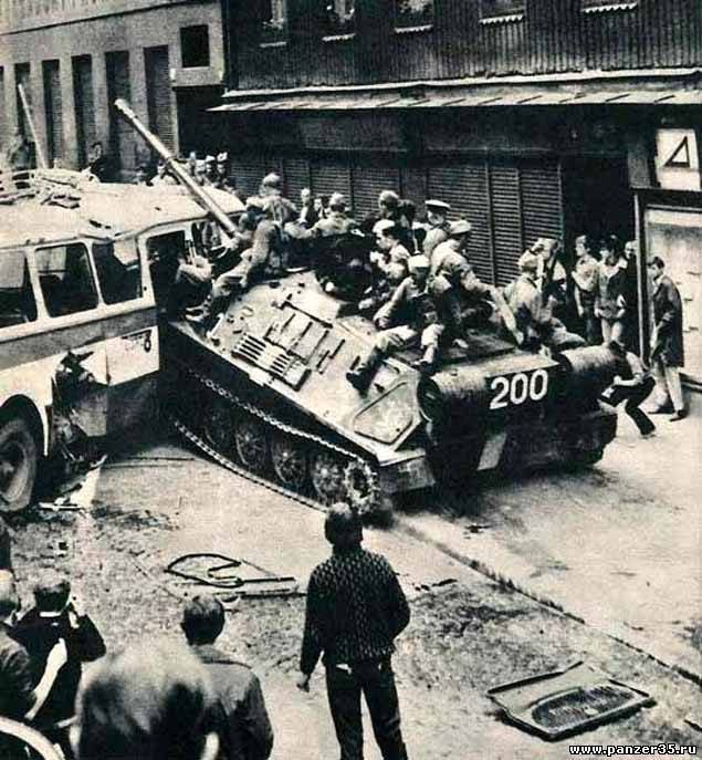 История скреп on Twitter: "Прага, август 1968 года. Танк советских ...