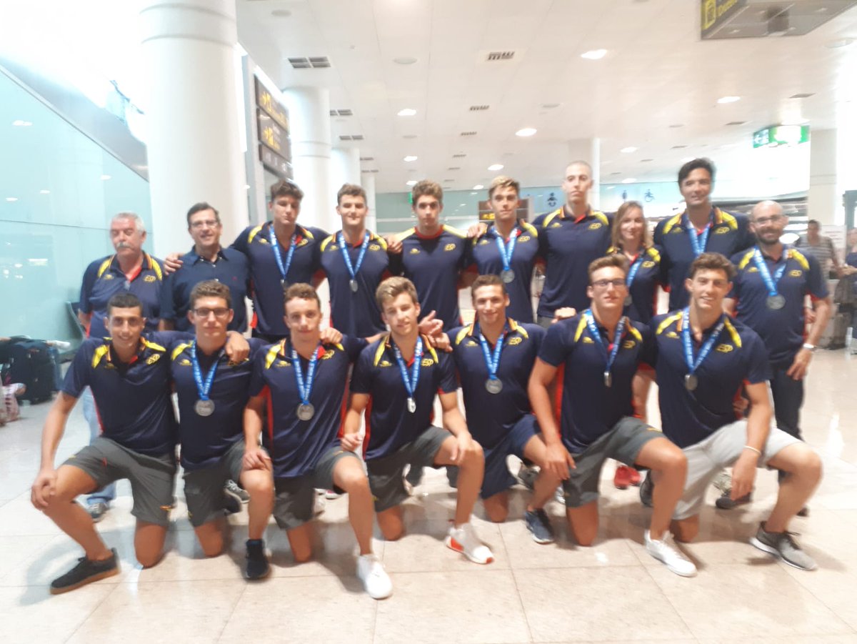 RFEN_Oficial's tweet photo. La expedición que ha ganado la medalla de plata en el Mundial sub'18 ya ha aterrizado en Barcelona. ¡Enhorabuena campeones! https://t.co/RZnrPEwzQ7