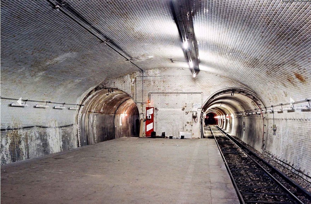 Le métro de Paris est un des seuls dont les rames restent sur leur ligne et s'arrêtent à tous les arrêts. On a failli passer à un système où les trains iraient d'une ligne à une autre. Porte Molitor est une station construite pour ça entre les 8 et 9, mais jamais ouverte...