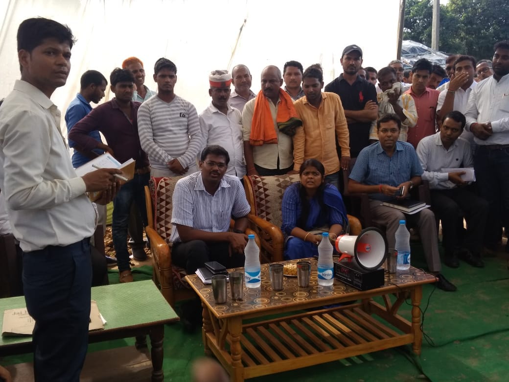 dmgorakhpur01's tweet photo. जिलाधिकारी के विजयेंद्र पांडियन ने ब्रह्मपुर ब्लाक के विश्वनाथपुर के मुसहर टोला में चौपाल लगाया और विकास कार्यो की समीक्षा की। उन्होंने चौपाल में गांव में आवास, शौचालय, सड़क, नाली, पेंशन, राशन कार्ड आदि सभी बिन्दुओ पर चर्चा किया https://t.co/MkorEB4IlK