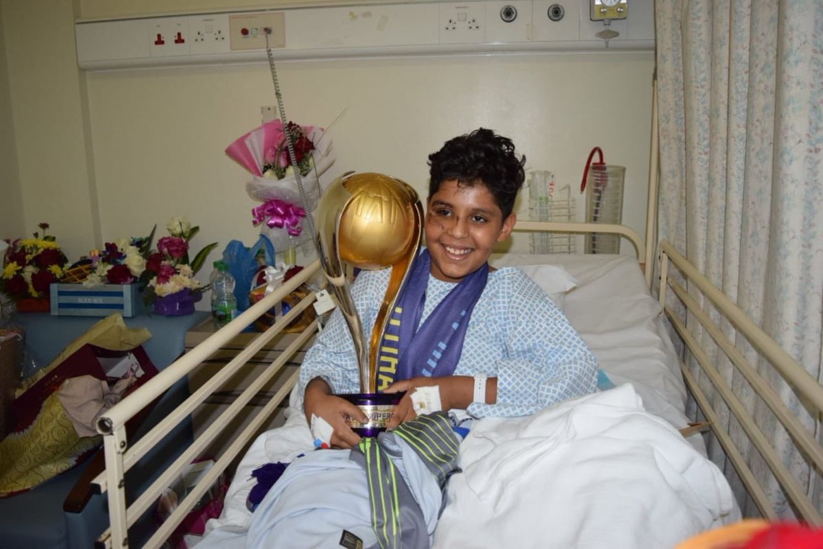 H_swilhy's tweet photo. الامين علي الحبسي حارس #الهلال مصطحباً كأس السوبر لزيارة احد مشجعي الفريق سعود العبّاد الذي تعرضت عائلته السعودية لحادث شنيع راح ضحيته 7 اشخاص وفقد والديه واقاربه في عمان ويهديه قميصه في مبادرة انسانية رائعة ..
شكرا “علي” وستبقى خير سفير للزعماء 💙 https://t.co/6iH5Y2UQwW