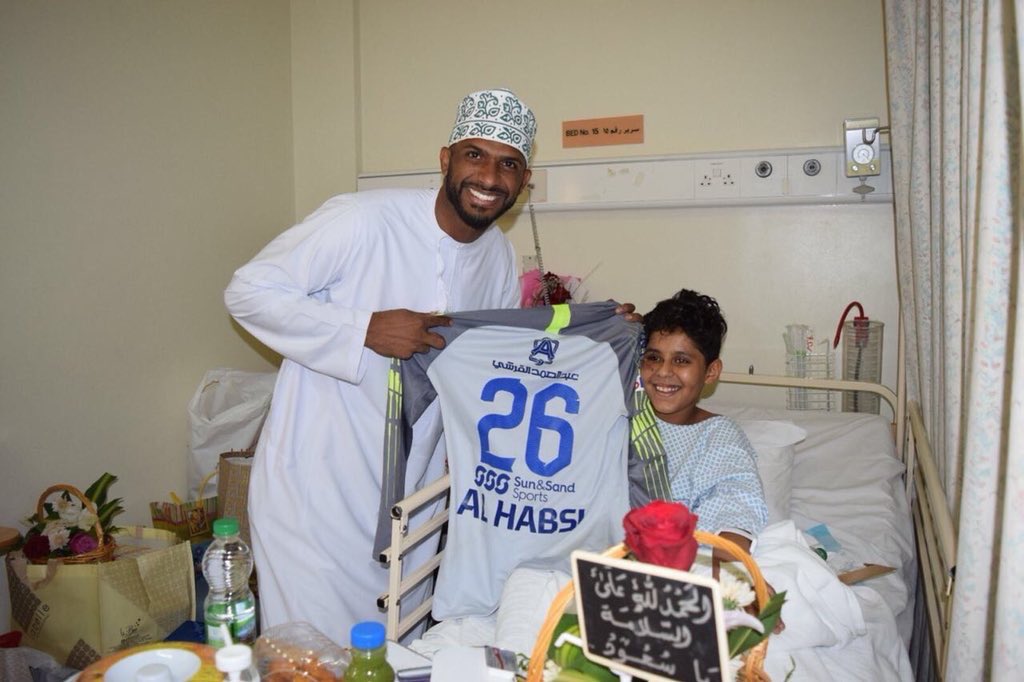 H_swilhy's tweet photo. الامين علي الحبسي حارس #الهلال مصطحباً كأس السوبر لزيارة احد مشجعي الفريق سعود العبّاد الذي تعرضت عائلته السعودية لحادث شنيع راح ضحيته 7 اشخاص وفقد والديه واقاربه في عمان ويهديه قميصه في مبادرة انسانية رائعة ..
شكرا “علي” وستبقى خير سفير للزعماء 💙 https://t.co/6iH5Y2UQwW