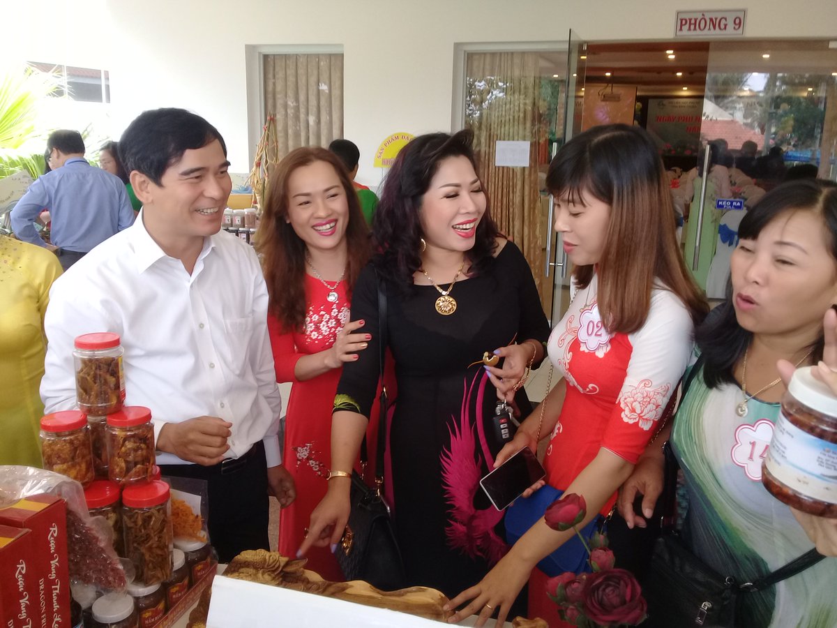 A key challenge for rural women to start their own business is access to capital. With support of <a href="/SNVworld/">SNV - find us on Bluesky as snv.org</a> #FlowNL #EOWE programme 16 rural women pitched their start-up ideas &amp; connected to investors in Binh Thuan province in #Vietnam bit.ly/2Lbyjjo  #SDG5