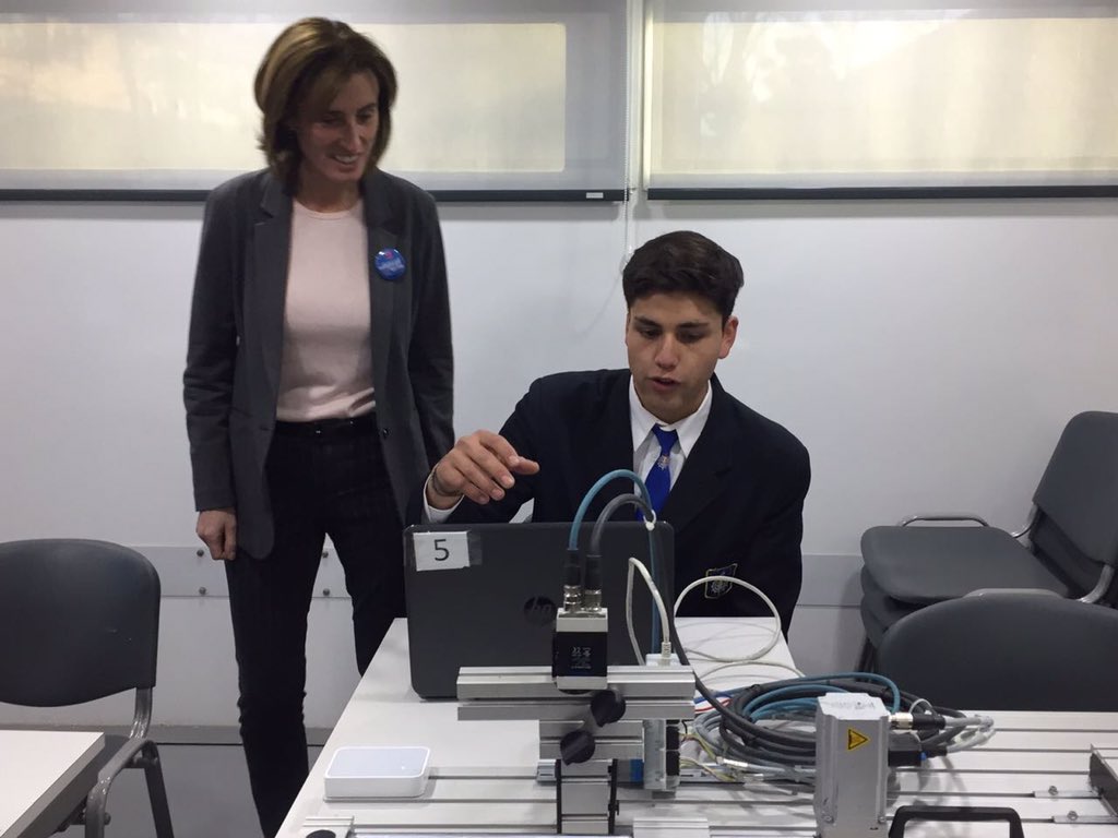 Mineduc's tweet photo. La educación técnico-profesional es  #LaFuerzaQueMueveAChile ¡Iniciamos la semana de celebración junto a sus estudiantes! 
Estamos en la planta de telecomunicaciones de Telefónica en Macul, conociendo la experiencia articulada hacia el mundo laboral. 👩🏽‍🔧👨🏽‍🏭 #EligeSerTP https://t.co/qvxDy4NICZ