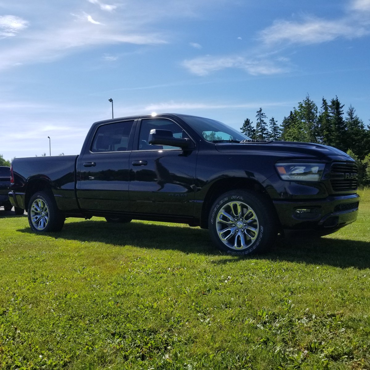 macdchrysler's tweet photo. 2019 Ram 1500 Sport Crew Cab 4X4 in Diamond Black Crystal Pearl equipped with 5.7L Hemi VVT V8 &amp; 8-Speed Automatic Transmission, Level 2 Equipment Package, Leather-Faced Vented Bucket Seats, Power Dual-Pane Panoramic Sunroof, Sport Performance Hood, Uconnect 4C (9818) @RamTrucks https://t.co/TjXWAoHNEN