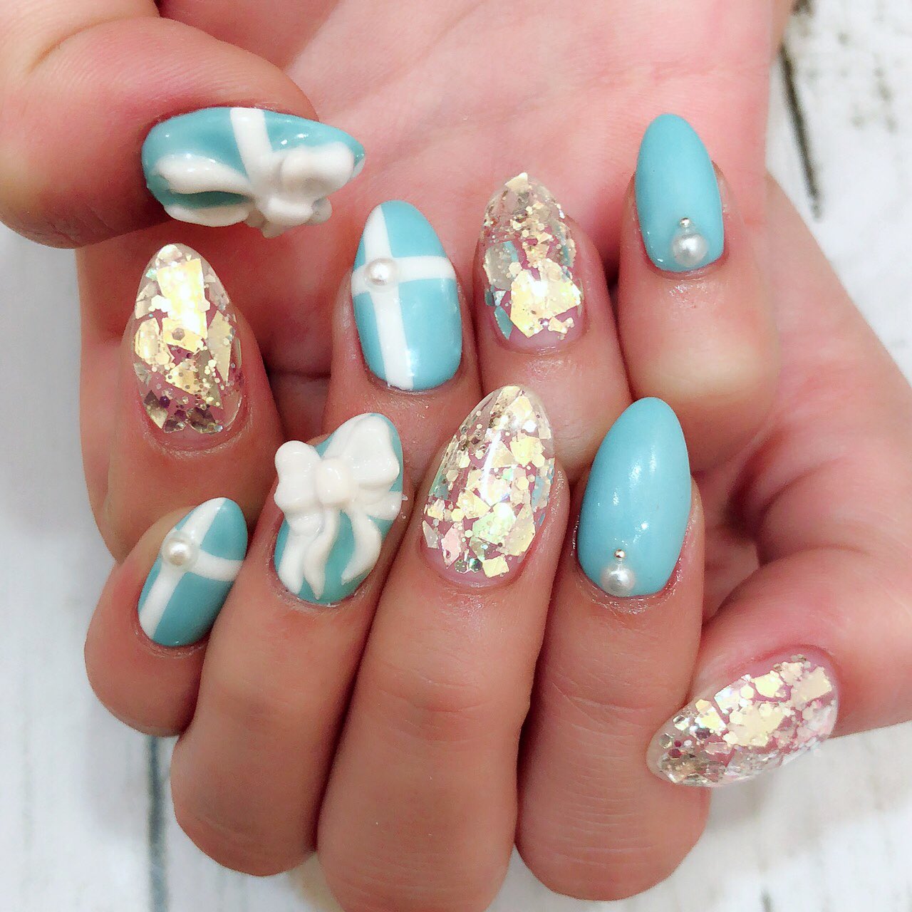 O Xrhsths せりかまちょ Sto Twitter New ネイル 今回はシンプルめに短めでティファニー風ネイルにしました ティファニーブルーとキラキラの乱切りホロがめちゃくちゃ夏っぽくてお気に入り 夏だからフットと合わせるのがオススメだよ インスタに