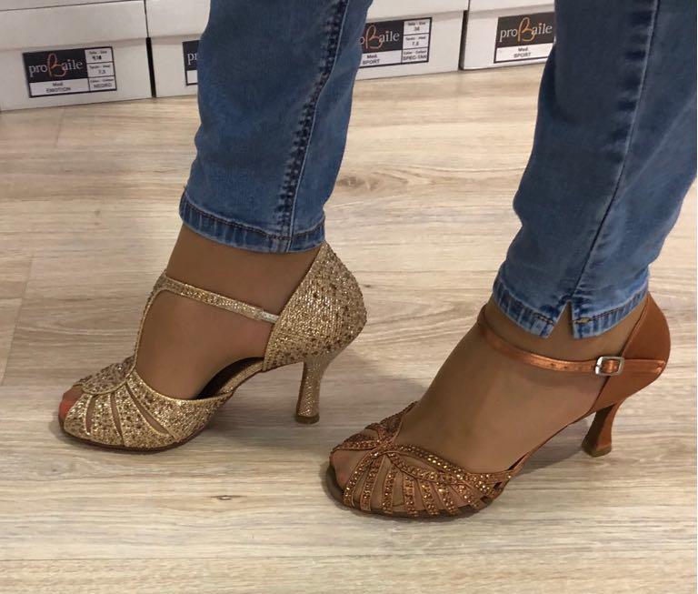 probaile_com's tweet image. ¿Y TU CUAL PREFIERES?
Más clientas que nos visitan y nos envían esta foto de dos de nuestros modelos estrella: Sensual Tan y Magic Gold.
+ INFORMACIÓN -&amp;gt; probaile.com
#probaile #zapatosdebaile #modelomagic #modelosensual