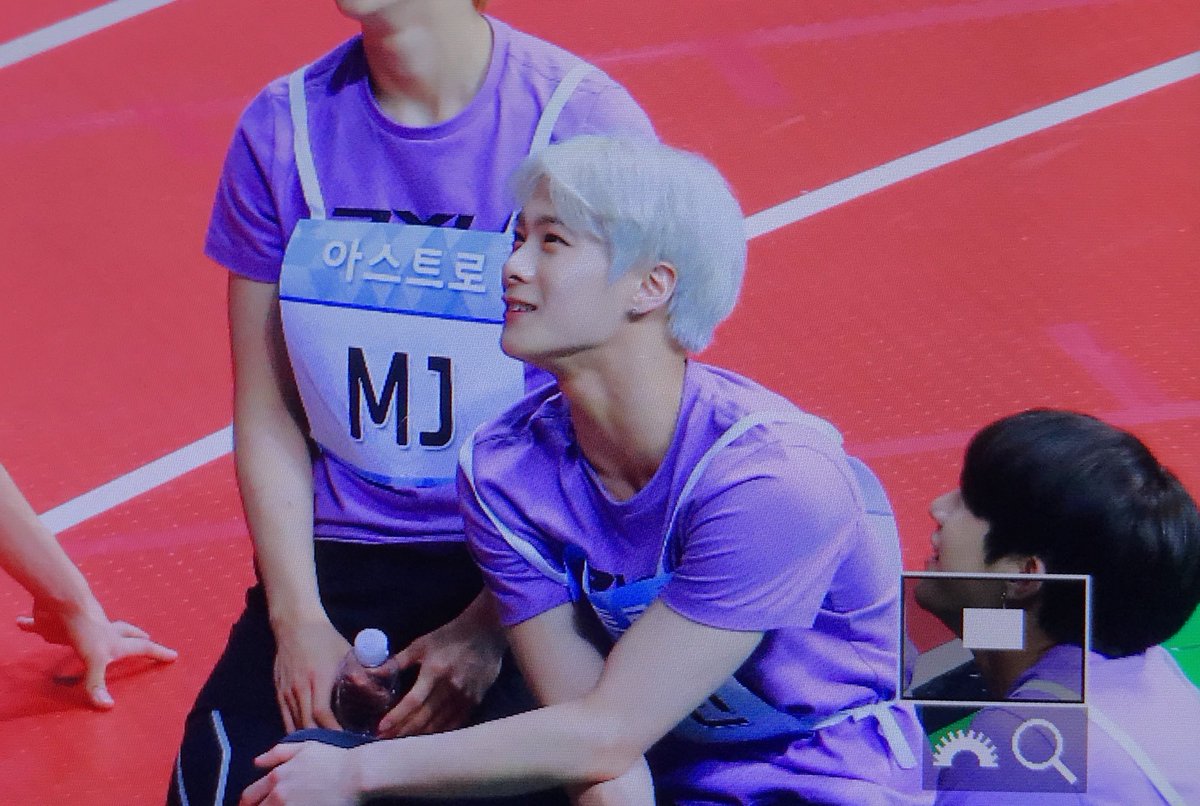 180820 ISAC 2018 the way moonbin is looking at seungkwan ꒰  #승관  #문빈  #라키  #엠제이  #세븐틴  #아스트로 ꒱ https://twitter.com/e_moonset/status/1031438520961757184?s=21