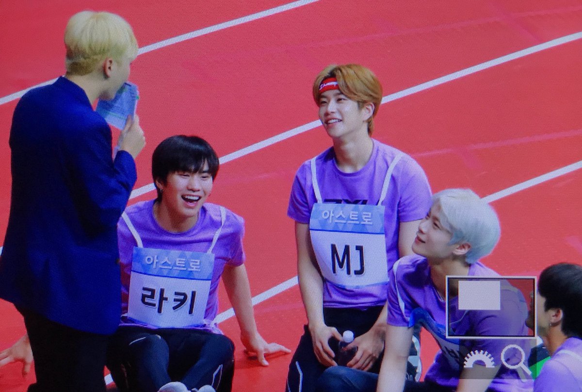 180820 ISAC 2018 the way moonbin is looking at seungkwan ꒰  #승관  #문빈  #라키  #엠제이  #세븐틴  #아스트로 ꒱ https://twitter.com/e_moonset/status/1031438520961757184?s=21