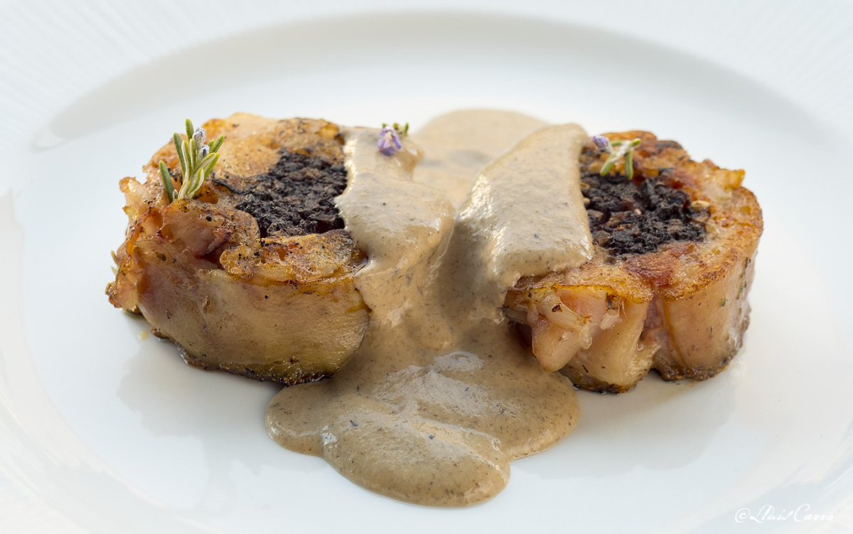 RobertdeNola's tweet photo. Què us sembla aquest #peudeporc #farcit de #butifarranegra i #salsa de #ceps i #romaní? #restaurant #robertdenola #caldesdemontbui #notanquempervacances #gastronomia #bonmenjar #descobrircatalunya https://t.co/BTiAJJbGZI
