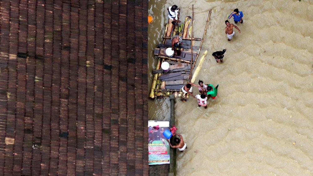 India's Kerala floods:
- At least 370 dead
-  800,000 displaced
-  $3bn in damage 
- 'Worst flood in a century' aje.io/8ak2n