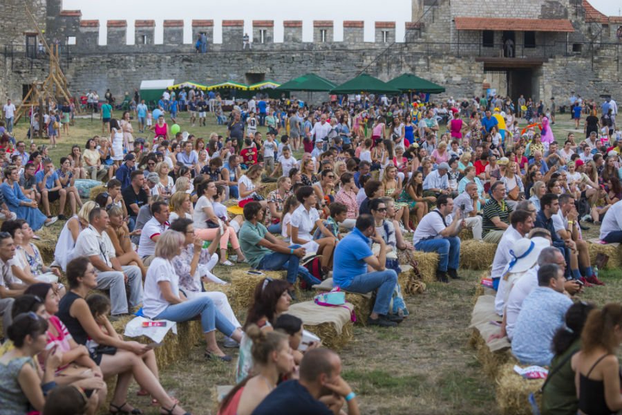 UNDPMoldova's tweet photo. Classical #music 🎼 🎸at the fortress of #Tighina lifts the spirits of people from both banks of Nistru, brings joy &amp; confidence https://t.co/NgkBy4q3NE https://t.co/Mwr4Fju6mY