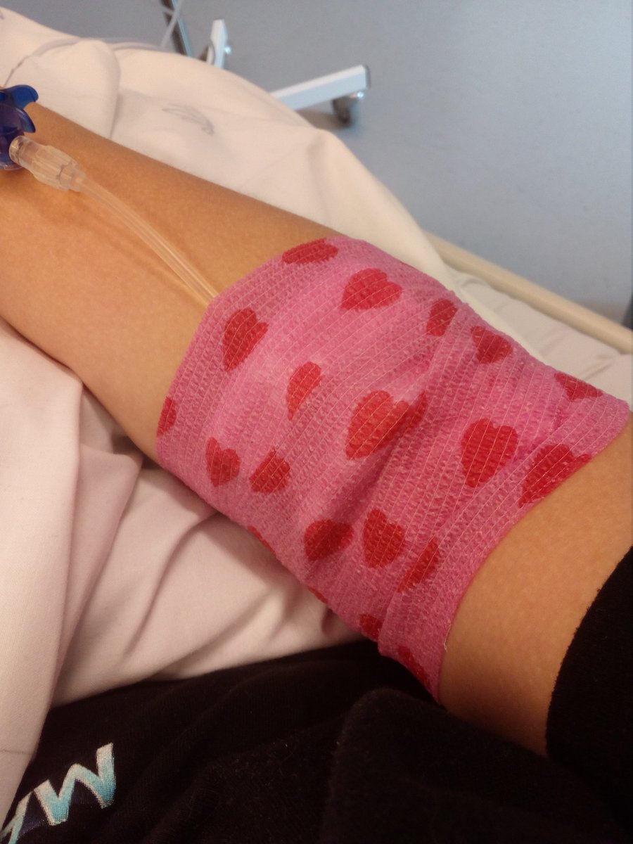 CDirdal's tweet image. Round 4! This is the "exciting" one!😂 
Thanks to my friend who works in a pet shop it's looking slightly less dramatic this time, with luvvly pink bandages 😘(black w skulls tomorrow) 
#Raynauds
#SystemicSclerosis
#Sleroderma
#ScleroSmile 😁😄