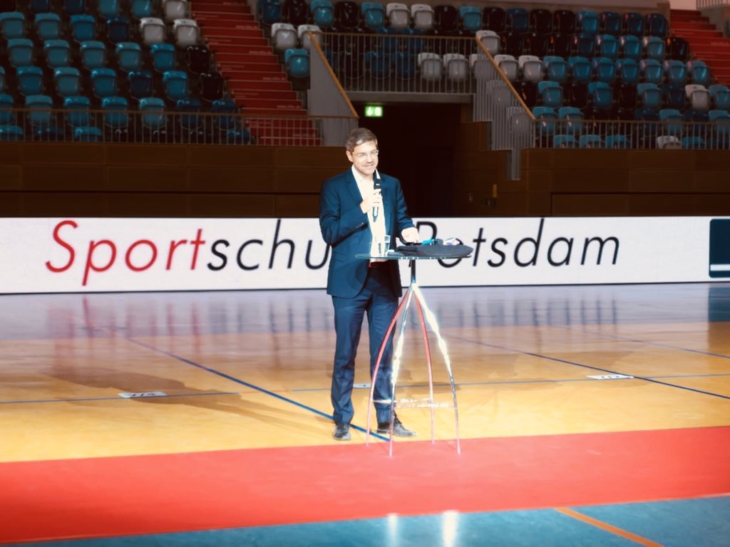 Sportpark_LSH's tweet photo. Start in das neue Schuljahr auch an der Sportschule Potsdam mit @mike_schubert von der @LH_Potsdam #losgehts https://t.co/wuRD5PYYON