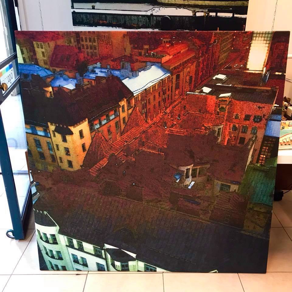 TaigaColors's tweet image. Myydään näyttelytöiden alta yksi kappale Ateljee 140 x 140 cm kivijalasta noudettuna 500 €, sis. alv:n 24 % (normaalisti 850 €). Kuvan keltainen talo on Eerikin- ja Yrjönkadun kulmatalo. Kuva otettu Tornin #ateljee baarista.  Tulostettu tekomokalle, pingotettu kiilakehyksille.