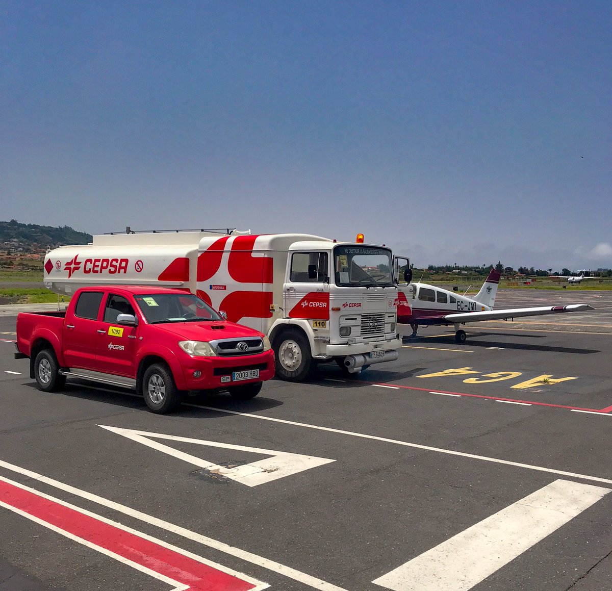 stani320's tweet photo. All in red & white today 😁😎 #redandwhite #tarmac #apron #cepsa #fueltrack #piperarcher #piperaircraft #pa28 #sky #spotter #aviation #generalaviation https://t.co/KLJG8NaP07