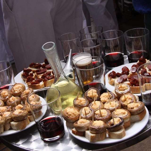 Etxanobe's tweet photo. un buen aperitivo bilbaino... en el #bacaicoa #consejoetxanobe #restauranteladespensadeletxanobe #basquecountry #bilbao #paisvasco #michelinstar #michelinguide #estrellamichelin #gastronomia #cocina #gastronomy #cuisine #pornfood #instafood #foodgram ##etxanobe #fernandocana… https://t.co/MUYveHNT0S
