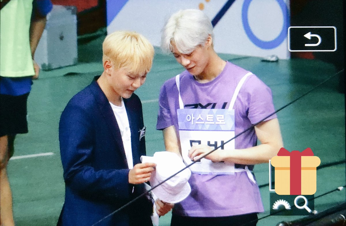 180820 isac 2018 seungkwan and moonbin can’t stay away from each other꒰  #승관  #문빈  #세븐틴  #아스트로 ꒱ https://twitter.com/boorothy116/status/1031457330288685056?s=21