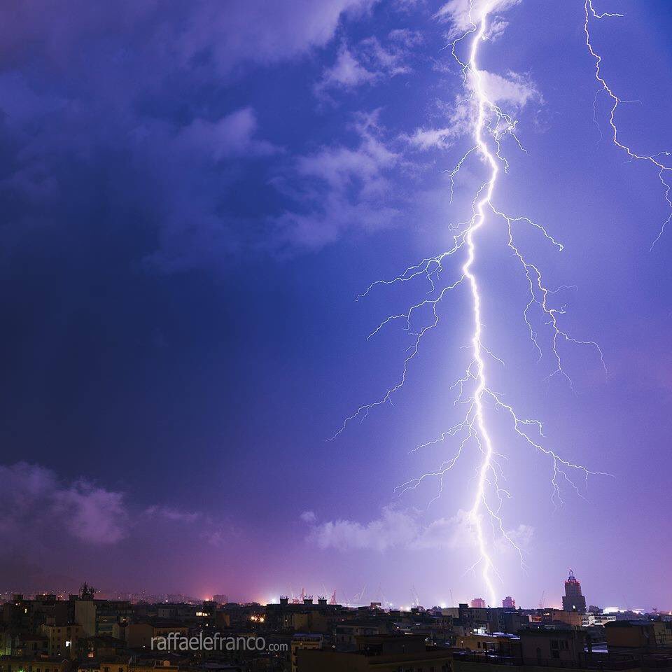 StormchaserUKEU's tweet photo. Spectacular #lightning barrage over Palermo, Sicily, #Italy on the 19th August.... thanks to Raffaele Franco Photography for the report! WOW! #severeweather #StormHour #ExtremeWeather https://t.co/t5AnX0GsDB