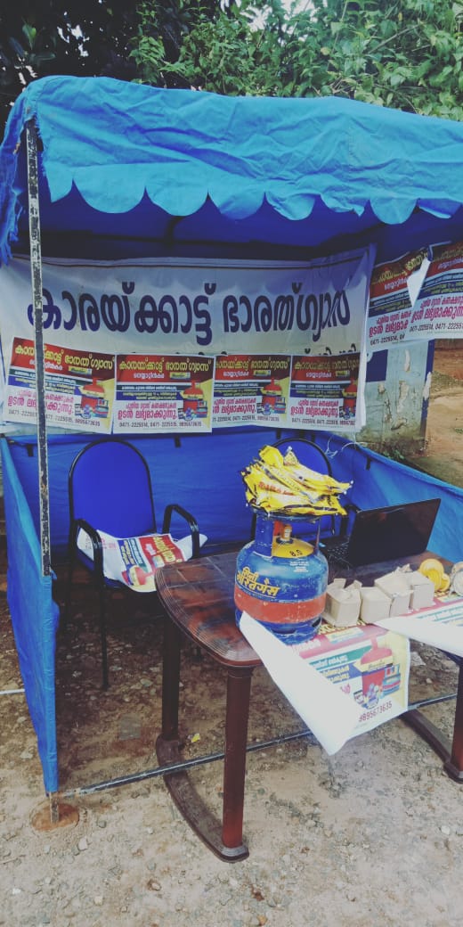 BPCLTrivandrum's tweet photo. BPCL Trivandrum LPG distributor M/s Karaikattu agencies started a small kiosk in neyattinkara residential colony for the servicing of Hot plate for  flood affected people . mechanics are proactive in servicing of hot plate,checking of DPR and surakhsa hose. @PeethambarantT https://t.co/PvoTWLzhhX