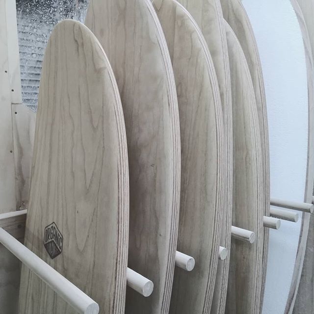 Organic_Dynamic's tweet photo. We are loving the new digs! Took a while to get setup be we are now making 4 boards a week out of the new factory in Lyall Bay. Got 22 boards on the go so lead time is back down around 6 weeks ATM. Shops not open yet but if your keen on a summer sled the… https://t.co/pLXi28INsR https://t.co/PYhwuU0Xj1
