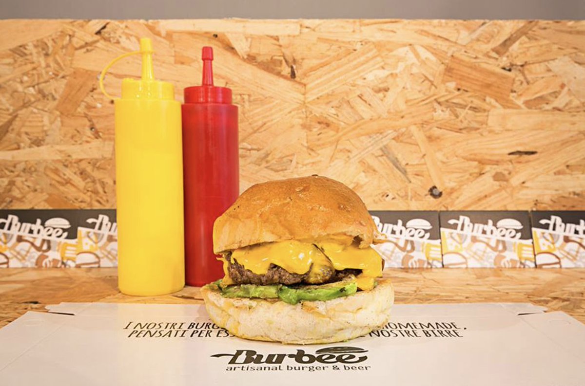 BurbeeBurger's tweet photo. Tempo di vacanze e luoghi lontani, tempo di relax e paesi esotici. Per questo abbiamo deciso di parlarvi del nostro #Exotic, l'hamburger gourmet che unisce il sapore deciso delle melanzane con la dolcezza dell'avocado. E voi l'avete provato? 😍
#Burbee https://t.co/N6bwG0wGIe