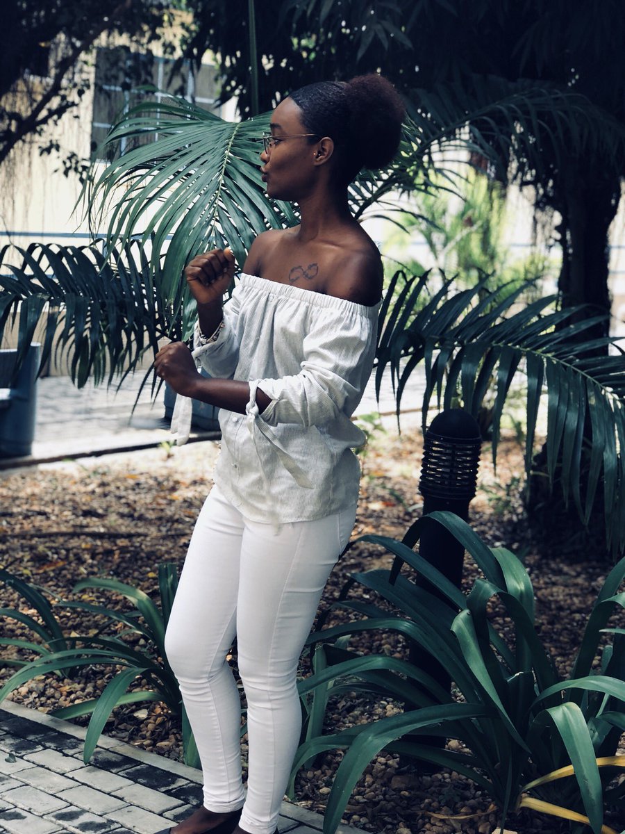 DKaramello's tweet photo. O tempo tem passado muito rápido... que eu saiba adaptar-me às novas fases e corresponder às expectativas da minha família e amigos.🙏🏾🌸🖤
#MsMachai 
#Tattoogirl 
#melaninmagic 
#infantil4ever 
#TiaSafoda 
#crespa 
#blackpower 
#soldadanefertiti 
#futurajurista🎓 https://t.co/MaJ1OAvQW5