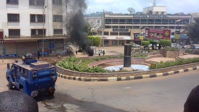 Jonathan Ssekitondo on Twitter: "Protests spreading from the city to as far as 'Ku bbiri', Wandegeya as people show their dissatisfaction to @GovUganda holding @HEBobiwine. #FreeBobieWine… https://t.co/QBR8nDdolT"