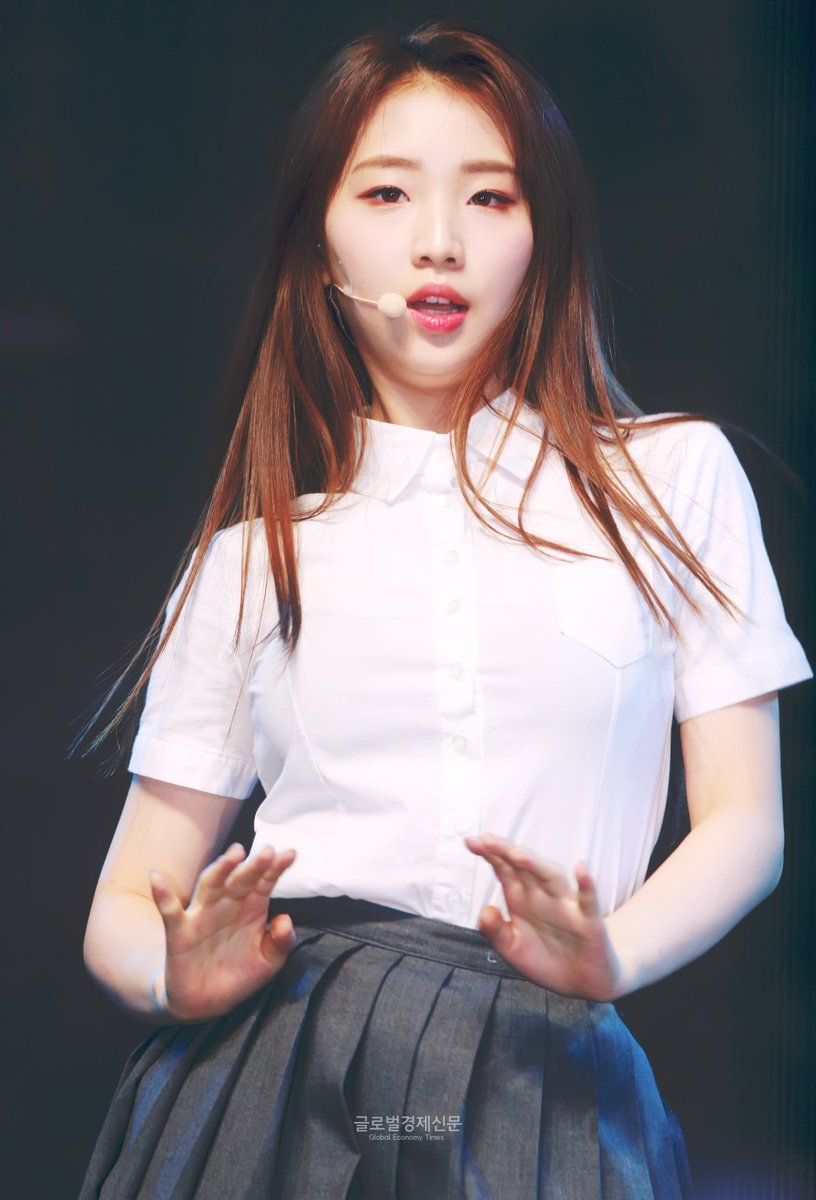 lowqyeojin's tweet photo. 180820 Debut Showcase #HIHIGH 

#LOONA #이달의소녀 #여진 #YeoJin https://t.co/rx5GRu5kOz