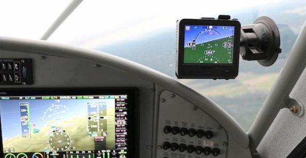 Techno : le Dynon D3 miniature Dynon lance le D3, un EFIS portable, miniature et tactile non certifié avec vision synthétique et enregistrement des facteurs de charge. La luminosité de l'écran a fait l'objet d'un soin particulier. Deux supports... info-pilote.fr/Techno-le-Dyno…