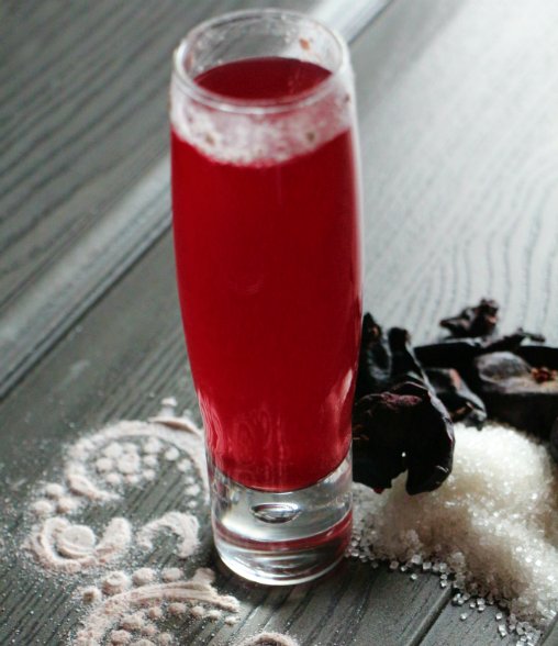 A warm comforting #brew of shunti (ginger) and bella
(jaggery) spiced with pepper, dry red chili, cumin, garlic and
onion, Shunti Bellada Kashaya is a classic Ayurvedic brew
typically fortifying you against minor ailments. #coolers #oota