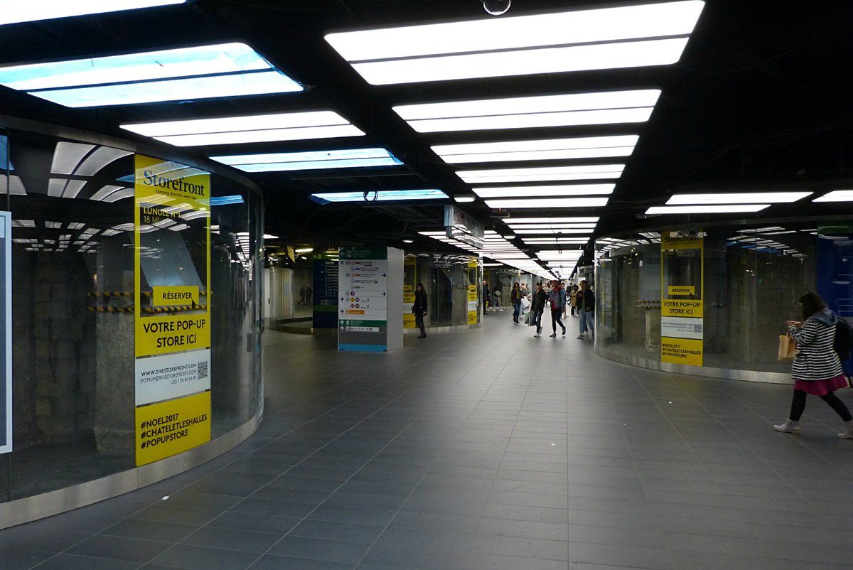 Châtelet - Les Halles est la plus grande station de Métro au monde. Si les piliers et les affichages vous font louvoyer et vous perdre c'est voulu : c'est pour casser les grands mouvements de foule d'un accès à l'autre.