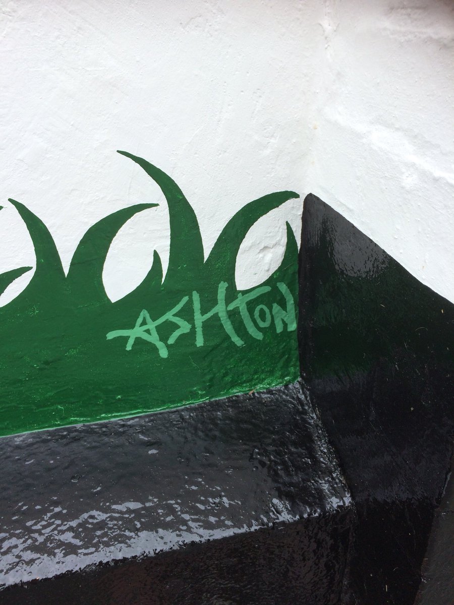 trudydavies1964's tweet image. One of the ways we are showing our support #TurnOurTownRed for remembrance #Llanidloes 100 years since the end of WW1 Please retweet to show your support #Lestweforget 
#CountdownToPeace #PoppyAppeal2018 @CountyTimes @CambrianNews 
#NFRN #IAA18  @betterRetailing @samanthagunston