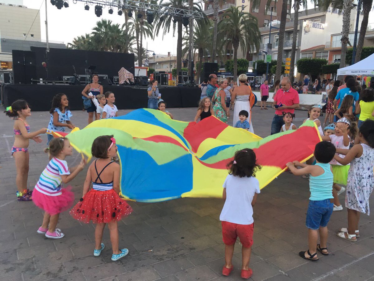 EnanoVerdeEs's tweet photo. Pack de animación infantil está formado por; Pintacaras personalizado, Globoflexia variada, pompas gigantes de jabon y juegos variados tradicionales. https://t.co/NTWuI2Ihzw