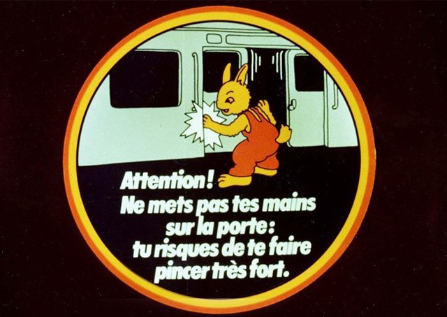 Le "lapin RATP" qui se fait pincer très fort sur les portes du métro s'appelle Serge et c'est la mascotte RATP depuis 31 ans. Il a changé de look plusieurs fois, la dernière fois c'était en 2014.