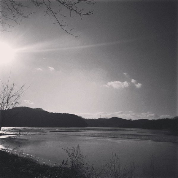 francejcw's tweet photo. [Jichangwook Instagram] "Encore un autre jour qui s'achève. Dans cet endroit où je reste seule...Nous vivons en se disant au revoir chaque jour... #Vers30 #UneNuitPasséeSeul #KimGwangSeok"(21.12.14) https://t.co/eXlLdyQrcs