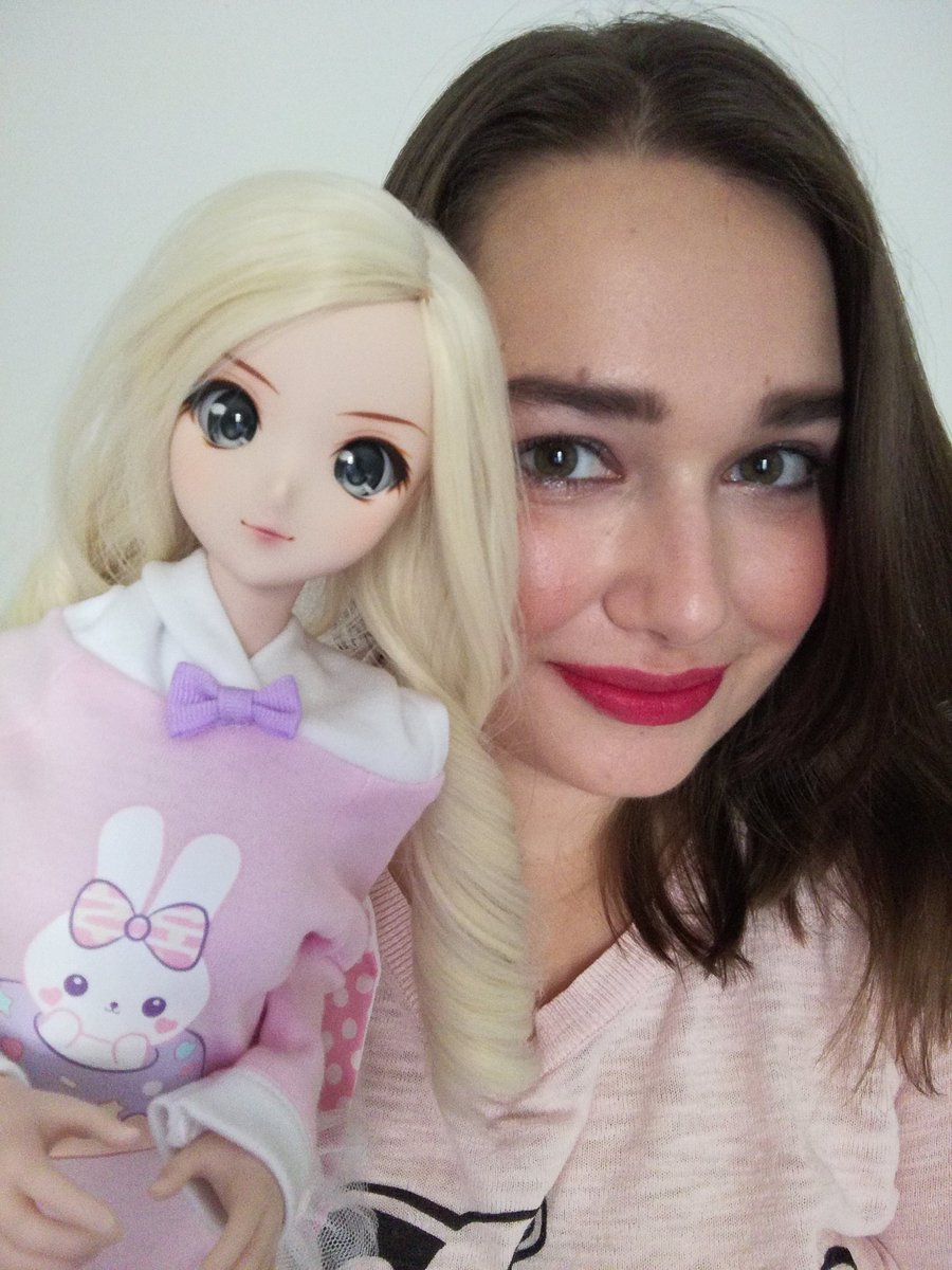 theri_ppoi's tweet photo. We took a selfie for Smart Doll's owner selfie collage! 📸 Why am I feeling so shy?!?! 🙈😹💕

めいちゃんと私。📸 恥ずかしいです。🙈😹💕

#smartdoll #smartdollmelody #smartdollselfie #komonogatari #doll #dollblog https://t.co/u94OHCaO48