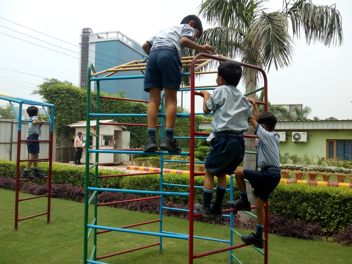 VasudhaVerma2's tweet photo. Grade 2 children Having A Walk in School Garden... playing..jumping with joy... having fun...swinging & sliding...All set to describe their School Garden i #funfilledlearning
#experientialleaerning @rgsnoida
@koyelishahid @nehasingh_shash @supritichauhan https://t.co/LuZSuub3C0