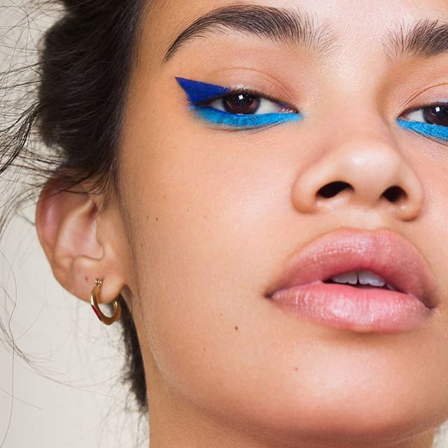 Highpoint_'s tweet image. Winter blues? We're into it 💙 @3ina
#3ina #highpointsc #eyemakeup #colourpop ift.tt/2nQvhHX