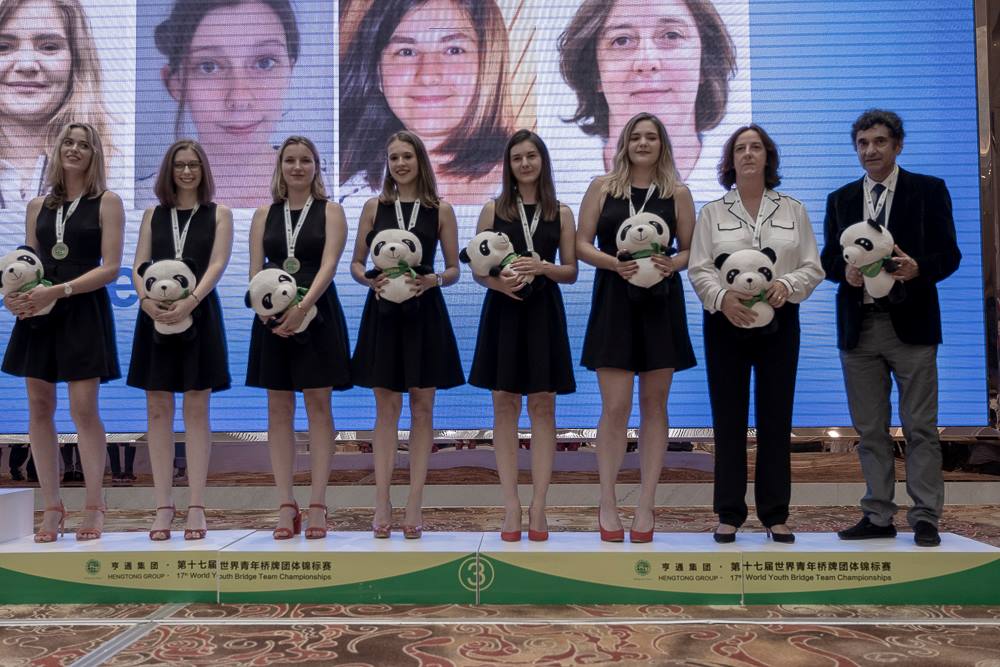 FF_Bridge's tweet photo. La France termine les Mondiaux juniors avec 3 médailles, l'argent pour les U16, le bronze pour les U26 Girls et les Youngsters ! Quelle belle récolte !🥈🥉🥉
#Fiersdenosjeunes
Plus d'infos : https://t.co/Gt5CfJwSwz https://t.co/bCthfphBqp