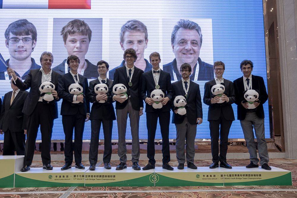 FF_Bridge's tweet photo. La France termine les Mondiaux juniors avec 3 médailles, l'argent pour les U16, le bronze pour les U26 Girls et les Youngsters ! Quelle belle récolte !🥈🥉🥉
#Fiersdenosjeunes
Plus d'infos : https://t.co/Gt5CfJwSwz https://t.co/bCthfphBqp