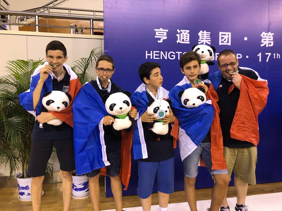 FF_Bridge's tweet photo. La France termine les Mondiaux juniors avec 3 médailles, l'argent pour les U16, le bronze pour les U26 Girls et les Youngsters ! Quelle belle récolte !🥈🥉🥉
#Fiersdenosjeunes
Plus d'infos : https://t.co/Gt5CfJwSwz https://t.co/bCthfphBqp