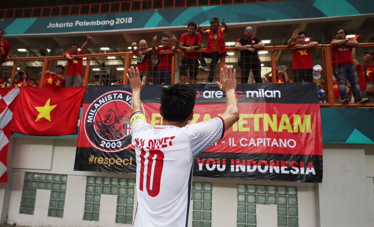 HerwinNaga8's tweet photo. @10Ronaldinho, #VanQuyet, #MilanistiIndonesia & #MilanistiVietnam enjoy @asiangames2018 😊
#MilanFamily 🔴⚫🇮🇩🇻🇳
#JapanVietnam #AsianGames2018 #weareacmilan
@arifikram @infosuporter @AsianFballFeast https://t.co/BTCdpx2GTF